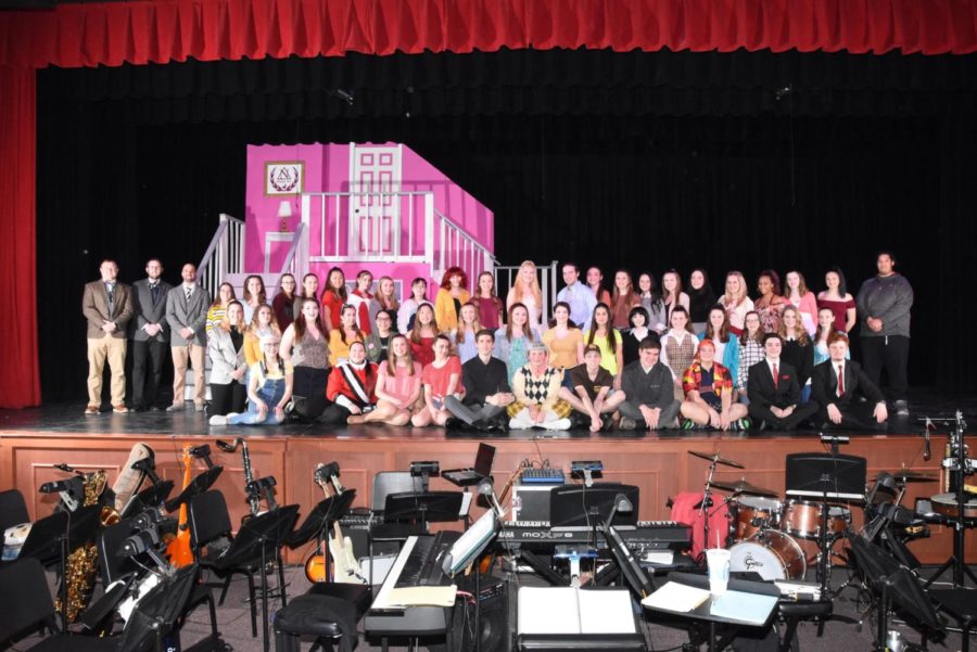 Entire cast of Legally Blonde poses for picture after tech week practice