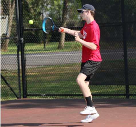 Boys Tennis: Seniors focusing on Helping Younger Players